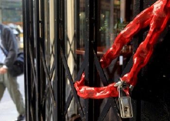 Αχτίδα ανάκαμψης σε γκρίζο τοπίο