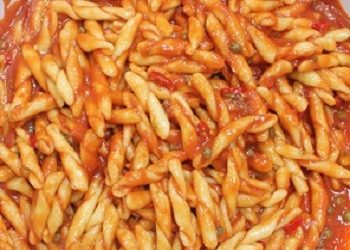 STROZZAPRETI με πικάντικη σάλτσα
