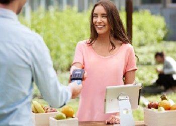 Με ρυθμούς ρεκόρ η αύξηση της χρήσης χρεωστικών καρτών