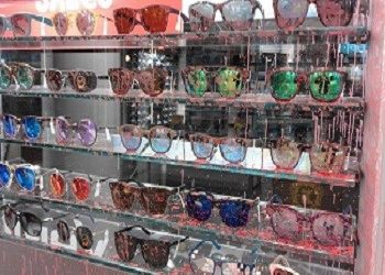 Αναρχικοί έσπασαν τα «οπτικά Νικολαράκος»