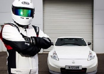 H Nissan βγάζει το κράνος από τον δικό της… Stig !