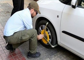 Με «δαγκάνες» και νέα πρόστιμα τιμωρεί ο δήμος Αθηναίων την παράνομη στάθμευση