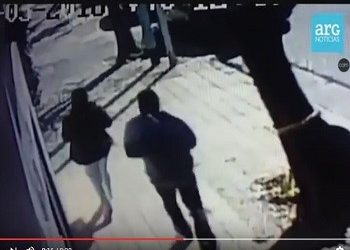 Άγνωστος προσπάθησε να πάρει το μωρό από τα χέρια της μάνας του (video)