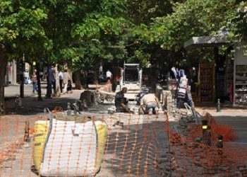 Ξεκίνησαν επισκευές τμημάτων της οδού Κολοκοτρώνη