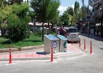 Βυθιζόμενοι κάδοι στην κεντρική πλατεία