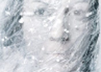 Το κορίτσι με το χιόνι στα μαλλιά