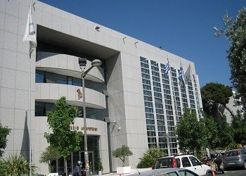 «Τραγικά άπειρη ή λαϊκιστής»;