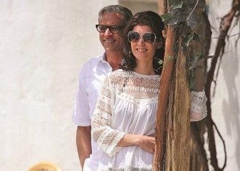 KATIE HOLMES | Πιάτα, συρτάκι και στο βάθος o Jamie Foxx!