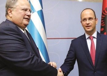 Λύκοι χαίρονται στην αναμπουμπούλα!