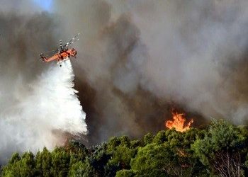 Μεγάλη πυρκαγιά καίει πευκοδάσος στα Δερβενοχώρια