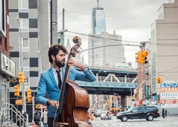 Brazilian στον κήπο του Μέγαρου