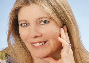 Νοέλ Μπάξερ | «Στα μυθιστορήματά μου συνεχίζω την πραγματικότητα»