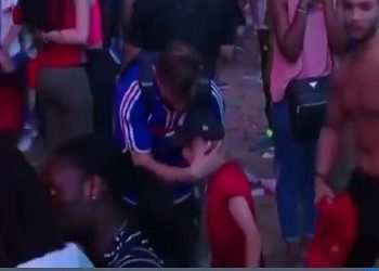 H μαγεία του ποδοσφαίρου! Μικρός Πορτογάλος παρηγορεί Γάλλο φίλαθλο (video)