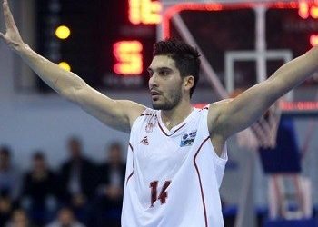 «Προβάρει» τη φανέλα της Αστάνα ο Λεωνίδας Κάσελάκης