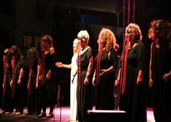 Χειροκροτήματα για τις «Ευμενίδες»