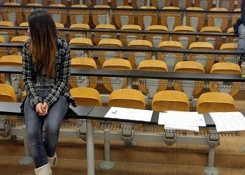 Οικονομική ενίσχυση απόρων αριστούχων μαθητών