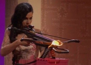 Τρομερό ατύχημα σε live show | Έριξε φλεγόμενο βέλος στον παρτενέρ της