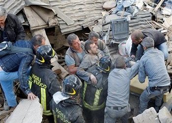 Ιταλία | Σεισμός ισοπεδώνει χωριά, τουλάχιστον δέκα νεκροί.