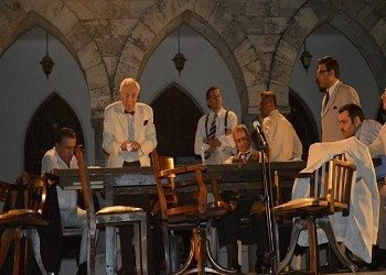 Πλήθος κόσμου στο Μέγαρο