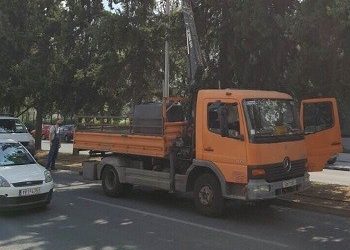 Ξήλωμα διαφημιστικών πινακίδων σε Μεσογείων & Κηφισίας