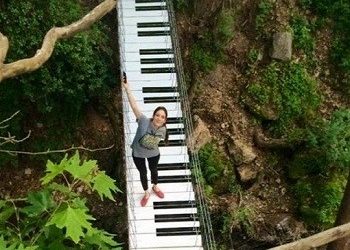 Μια νεαρή γυναίκα μεταμόρφωσε ένα χωριό, σε.. υπέροχο παραμύθι!