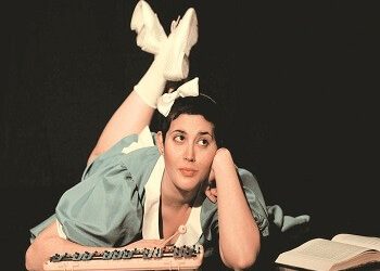 «Η Αλίκη είχε αρχίσει να βαριέται έτσι που καθόταν πάνω στο χορτάρι…»