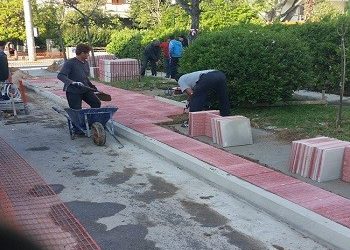 Έργα διαμόρφωσης πεζοδρομίων στα σχολεία