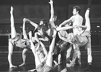 «Γαλαξίας»: Μια παράσταση που δεν επιχειρεί να δώσει απαντήσεις…