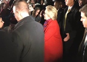 Υποβασταζόμενη η Χ.Κλίντον, λίγες ώρες πριν ανοίξουν οι κάλπες