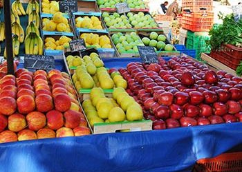 Προσφορά λαϊκής στο Κοινωνικό Παντοπωλείο