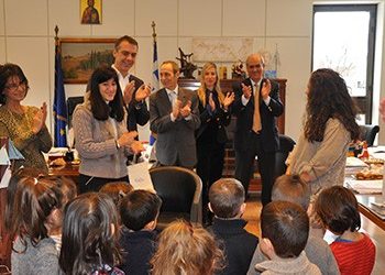 Τα κάλαντα στον δήμαρχο από μαθητές