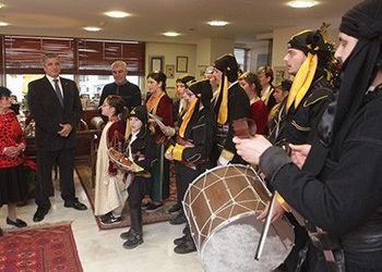 Κάλαντα από ΚΑΠΗ και συλλόγους στο δήμαρχο
