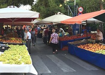 Προσφορά λαϊκής αγοράς Κοντόπευκου στο Κοινωνικό Παντοπωλείο