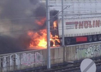 Νταλίκα πήρε φωτιά στην έξοδο της Λ. Πεντέλης