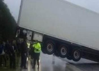 Νταλίκα κρεμόταν σε γκρεμό στα Ιωάννινα (Φωτό)