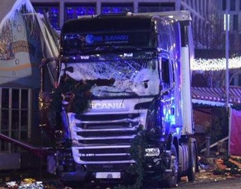 Τρομοκρατική επίθεση στο Βερολίνο: Φορτηγό έπεσε σε πλήθος