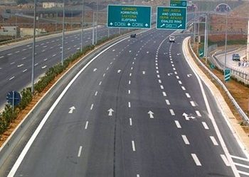 Αυτοκίνητο τυλίχτηκε στις φλόγες στην Αττική Οδό