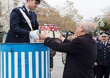 Τα παραδοσιακά δώρα στον  Τροχονόμο Κηφισιάς