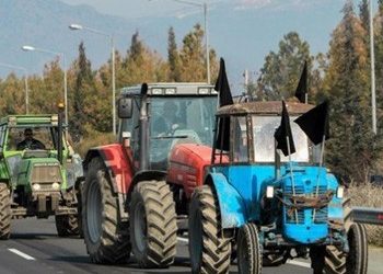 Κλιμακώνουν τις κινητοποιήσεις τους οι αγρότες