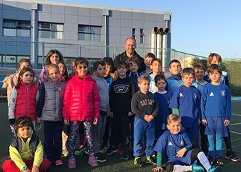 Ο πρωταθλητής Ευρώπης, Στέλιος Γιαννακόπουλος δίπλα στα παιδιά των ακαδημιών του ΑΣΕΔ