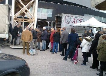 Πλήθος κόσμου στους πάγκους των παραγωγών