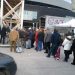 Πλήθος κόσμου στους πάγκους των παραγωγών