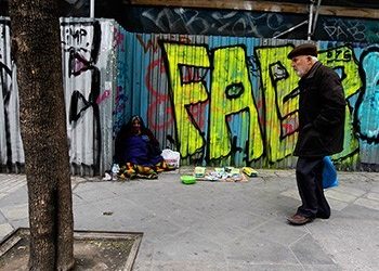 «Ενέσεις» κατά της ακραίας φτώχειας