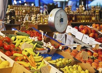 Προσφορά λαϊκής αγοράς Κοντόπευκου στο Κοινωνικό Παντοπωλείο