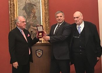 Βράβευσε Πατούλη ο Π.Σ.Φ. της Αρχιεπισκοπής Αθηνών