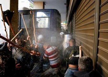 Άγριο ξύλο αγροτών με τα ΜΑΤ έξω από το Υπουργείο Ανάπτυξης