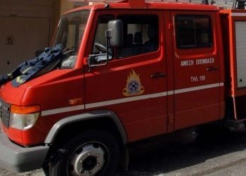 Mεγάλη φωτιά σε εμπορικό κέντρο στο Χαλάνδρι