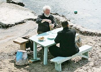 «Η πόλη της σιωπής»: Η Άντζελα Ισμαήλος εμπνέεται στο ιερό νησί της Πάτμου
