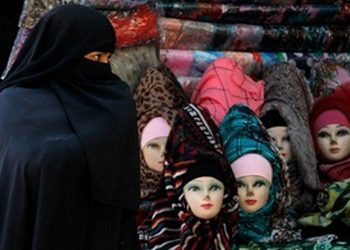 Τέλος και με το νόμο η μαντίλα σε χώρους εργασίας της Ευρώπης