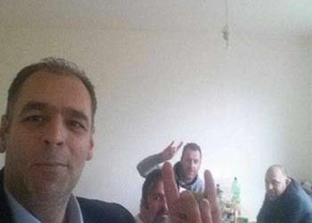 Στέλεχος του ΠΑΣΟΚ κάνει το σήμα των Γκρίζων Λύκων